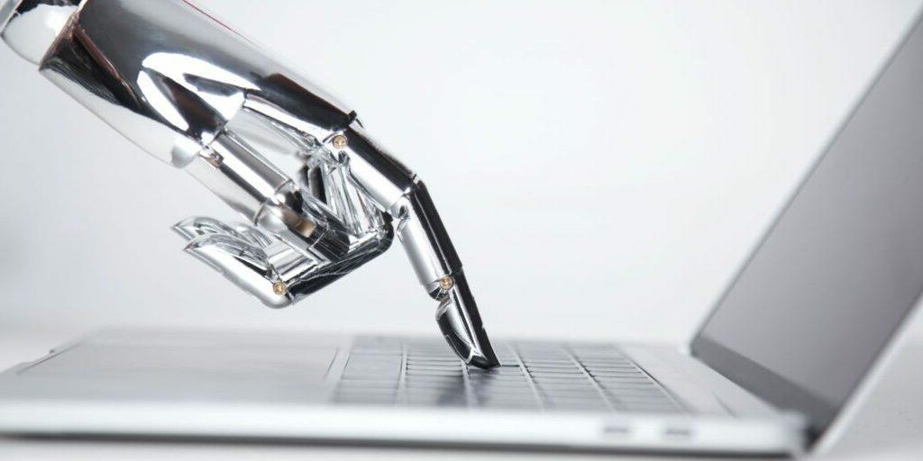 博客横幅展示了一只机械手按在笔记本电脑键盘上，以说明标题“机器翻译vs .翻译”. 人工智能会取代世界上第二古老的职业吗?"